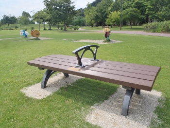 「公園育みあい事業」で設置されたベンチ画像