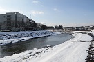 ふるさと川公園が雪に覆われている写真