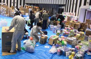 支援物資を整理するボランティアの画像