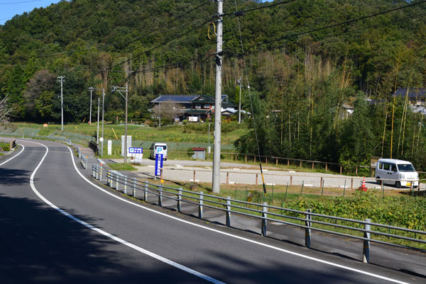 荒川豊蔵資料館の駐車場写真(土岐市方面より)