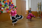 女の子がペルーのダンスを踊っている画像