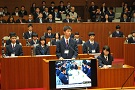 高校生が議場で発言している写真