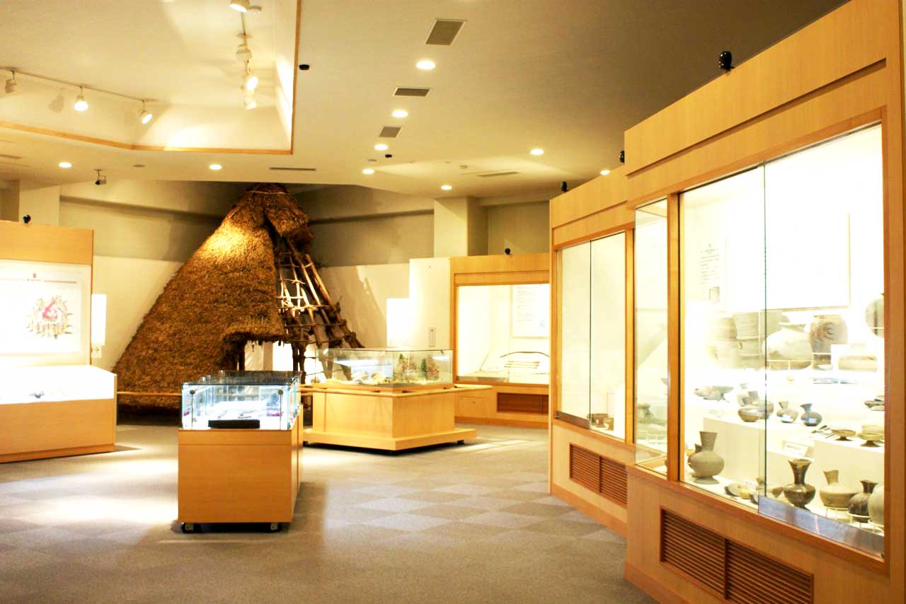 川合考古資料館 展示室の写真