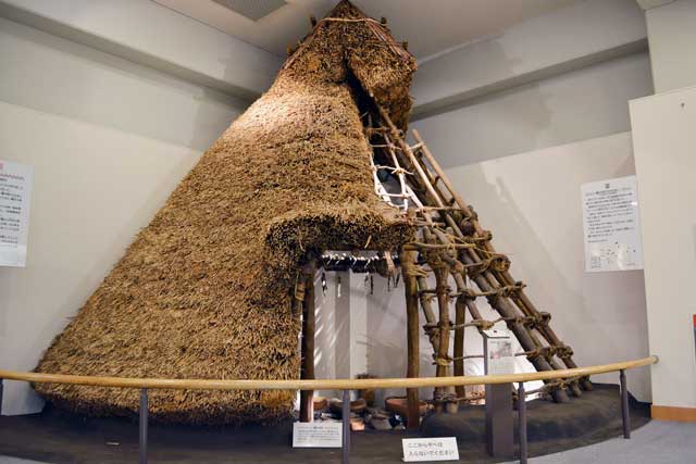 竪穴式住居模型の写真