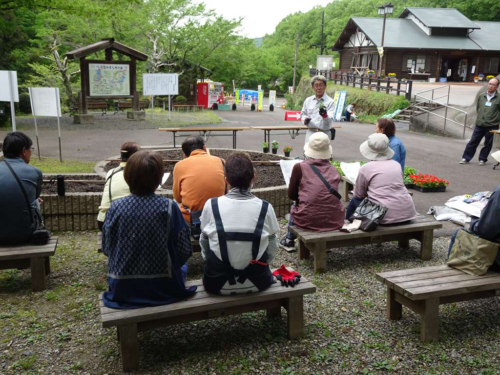 まずは座学で、土づくりや水やり、切り戻しなどの技術を学びます。