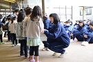 積み木を保育園児に手渡す中学生の様子