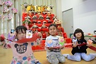 自分で作ったひな人形を見せる子どもたちの様子