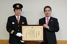賞状を持つ中島団長と冨田市長の写真