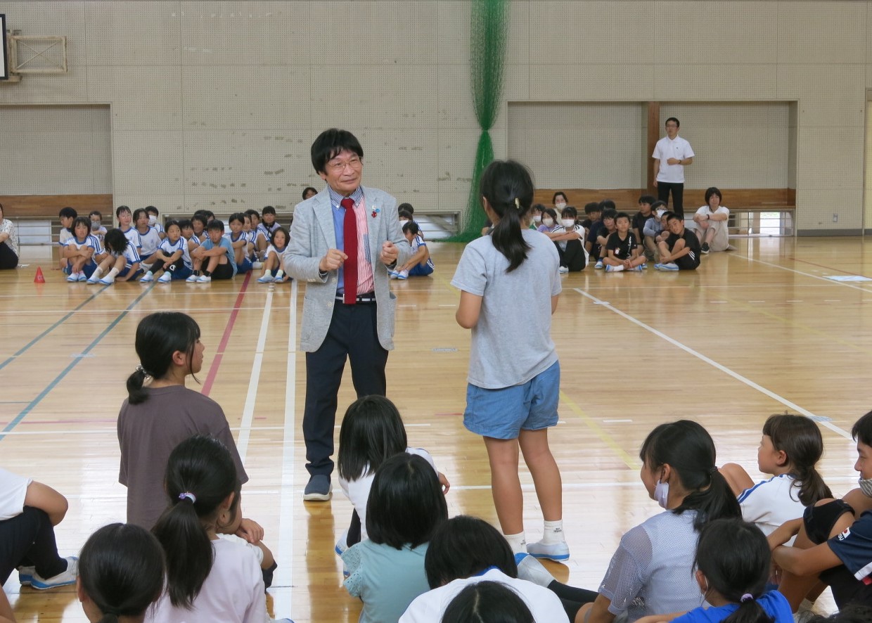 全校集会にて、児童からの質問を受ける尾木特別顧問