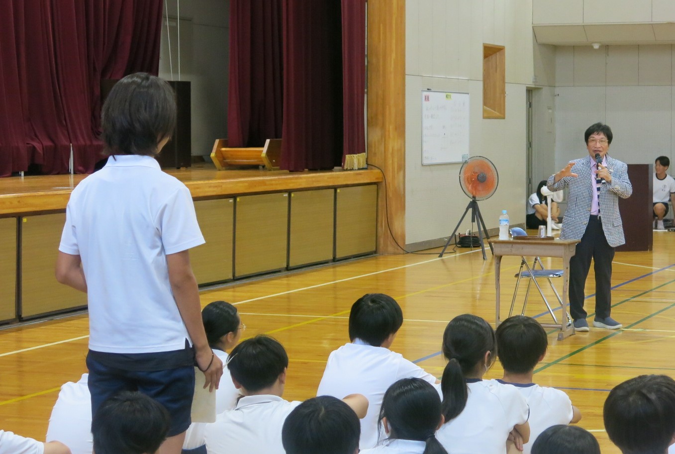 生徒のお悩み相談に答える尾木特別顧問