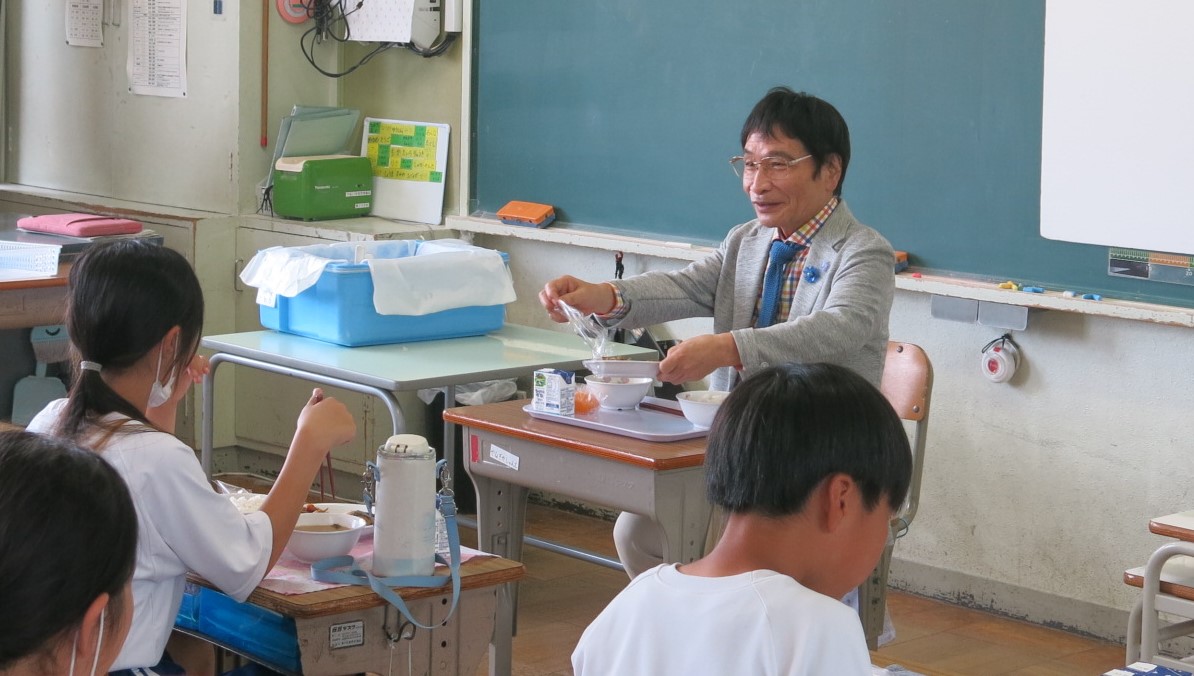 帷子小学校にて、生徒と給食を食べる尾木特別顧問