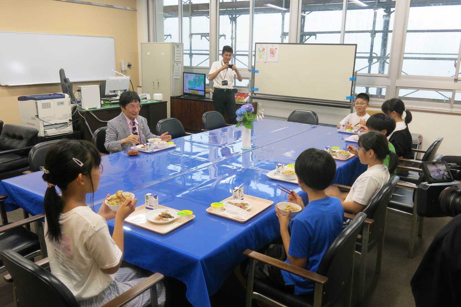 児童と給食を食べる尾木特別顧問