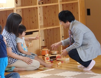 絆る~むで親子とふれあう様子