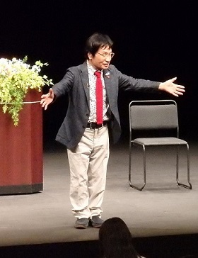 会場に語りかける尾木特別顧問