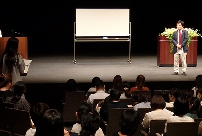 参加者の質問を受ける尾木ママ