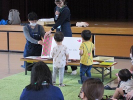 絵本の選び方と読み聞かせ講座内の講師による読み聞かせの様子の写真