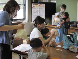ポリ袋に入ったパンの生地をこねる様子の写真