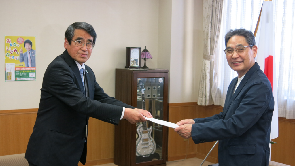 橋本委員長から市長へ報告書を提出