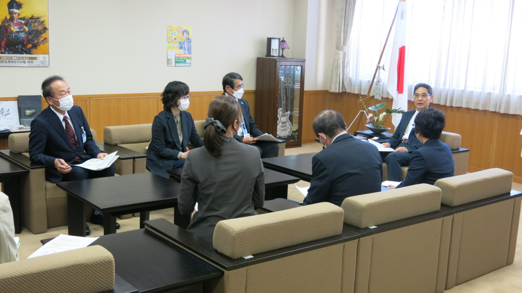 令和4年度の活動について懇談する専門委員会委員と市長