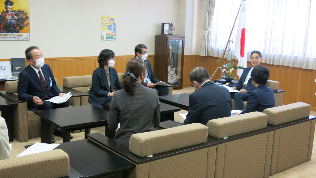 令和４年度の活動について懇談する専門委員会委員と市長