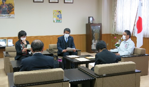 令和3年度の活動について懇談する専門委員会委員と市長