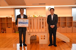 滑り台付きミニハウスを寄贈
