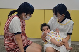 ドキドキ！赤ちゃんと触れ合い