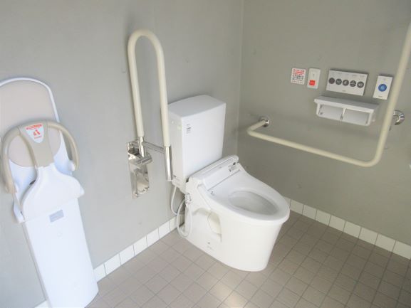幼児用のイス・手すり付き洋式便器