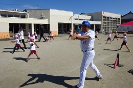 子どもたちに野球の楽しさを