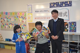 子どものために書籍を寄贈