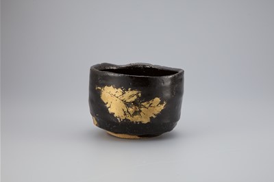 瀬戸黒金彩木葉文茶碗