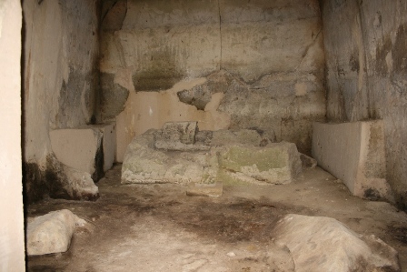 横穴墓の内部の画像