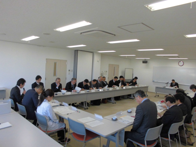 学校給食センター運営委員会の会議風景