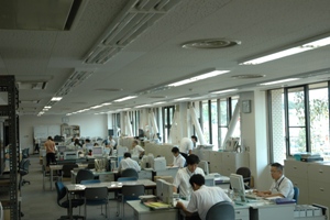 必要最小限に、照明を所々消している庁舎内の画像