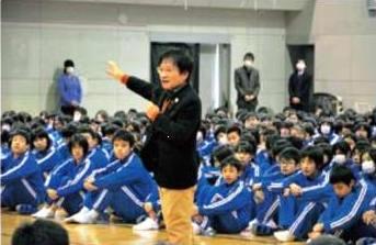 生徒の質問に答える尾木ママ（蘇南中学校）の画像