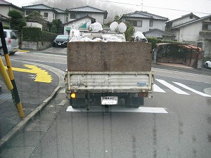 資源物を持ち去る車両