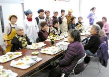 高齢者の方の昼食風景