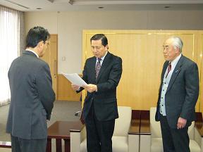 答申の画像１、（左から）可児市長、雑賀会長、安藤副会長